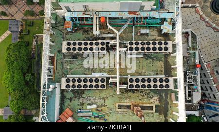 systèmes de ventilation sur le toit d'une tour résidentielle dans le quartier de la ville. vue aérienne sur le dessus Banque D'Images