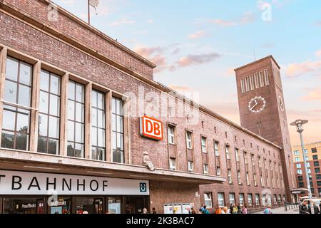 21 juillet 2022, Düsseldorf, Allemagne: Personnes et passagers à l'entrée de la gare de Deutsche Bahn Hauptbahnhof. Gare centrale transposor Banque D'Images