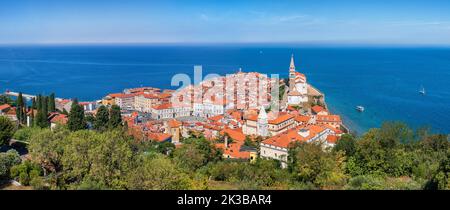 Panorama de la ville de Piran en Slovénie. Vieille ville pittoresque sur la côte de la mer Adriatique dans la région slovène de l'Istrie. Banque D'Images