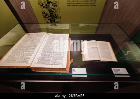 22 juillet 2022, Musée Néandertal, Allemagne : le Livre ouvert de la Bible et l'origine des espèces de Charles Darwin. Le concept de scientifique et de relig Banque D'Images