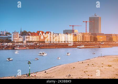 Le Rhin à Düsseldorf, qui est d'une profondeur menaçante, après un été extrêmement chaud. C'est la principale voie navigable de transport dans toute l'Allemagne. Climat Banque D'Images