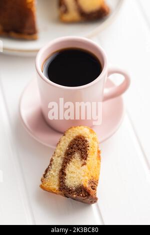 Génoise douce. Gâteau Bundt et tasse à café. Banque D'Images