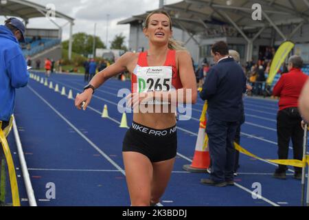 Manchester, Royaume-Uni. Dimanche, 25th septembre 2022. La dernière jambe, Sinead Bent termine la course de relais à 1:32:29 (4 x environ 6,4km, même distance que la course masculine), a apporté une autre victoire de course de relais pour Salford Harriers. 1. Ruth Jones - 2. Helen Smith - 3. Anna Bracegirdle - 4. Cinead plié. Championnats de relais de route d'automne d'athlétisme du Nord. Stade régional de Manchester, Sportcity. © Yoko Shelley crédit: Yoko Shelley/Alay Live News Banque D'Images