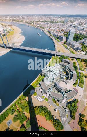 Vue panoramique aérienne de la ville de suspension pont automobile Rheinkniebrucke au-dessus du Rhin à Düsseldorf, Allemagne Banque D'Images