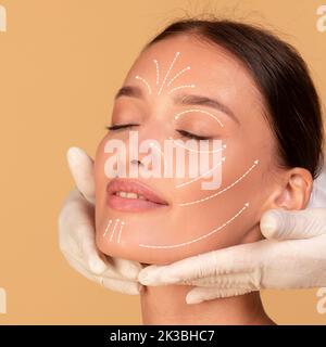 Concept de soins de beauté. Jeune femme recevant un massage du visage du cosmetologiste, écourtée Banque D'Images