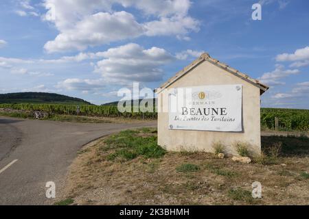 Bâtiment en bord de route appartenant à un vignoble sur la route du vélo-vin de Beaune, Bourgogne, France. Banque D'Images