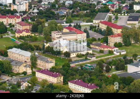 vue panoramique aérienne depuis une grande hauteur sur les toits rouges du centre historique de la vieille grande ville Banque D'Images