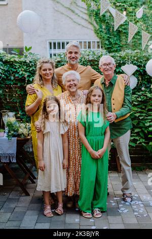 Famille de plusieurs générations lors d'une fête d'été en plein air dans le jardin, célébrant l'anniversaire Banque D'Images