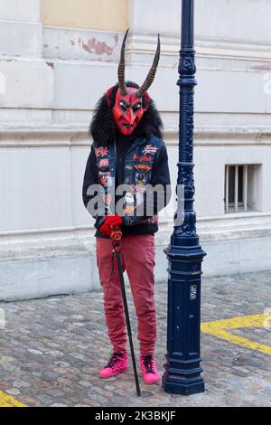 Suisse, Bâle, 7 mars 2022. Participant unique au carnaval portant un masque de dévoré Banque D'Images