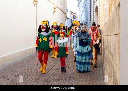 Suisse, Bâle, 7 mars 2022. Petit groupe de participants de carnaval en costumes colorés Banque D'Images