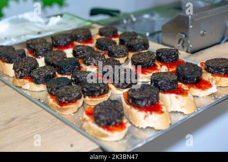 Plateau de tapas typiquement espagnoles avec saucisse de sang sur une tranche de pain appelée morcilla Banque D'Images