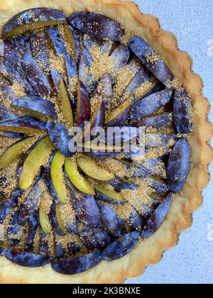 Prune et Almond Frangipane Tart sur une table Banque D'Images