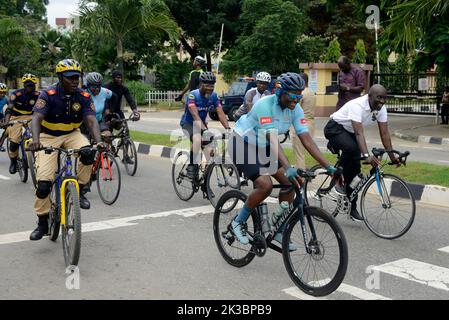 Lagos célèbre la Journée mondiale sans voiture 2022 Lagos, Nigeria. 25th septembre 2022. Les cyclistes arrivent à Alausa alors que le gouvernement de l'État de Lagos célèbre la Journée mondiale sans voiture 2022 à Alausa, Ikeja, Lagos, Nigeria, dimanche, 25 septembre 2022. Le gouvernement de l'État a déclaré qu'il avait inclus un parking pour vélos dans certaines de ses infrastructures routières afin d'encourager un plan de transport non motorisé et d'améliorer la condition physique des citoyens. Credit: Adekunle Ajayi/Alay Live News Banque D'Images