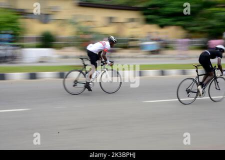 Lagos célèbre la Journée mondiale sans voiture 2022 Lagos, Nigeria. 25th septembre 2022. Des jeunes hommes font du vélo à Alausa tandis que le gouvernement de l'État de Lagos célèbre la Journée mondiale sans voiture 2022 à Alausa, Ikeja, Lagos, Nigeria, dimanche, 25 septembre 2022. Le gouvernement de l'État a déclaré qu'il avait inclus un parking pour vélos dans certaines de ses infrastructures routières afin d'encourager un plan de transport non motorisé et d'améliorer la condition physique des citoyens. Credit: Adekunle Ajayi/Alay Live News Banque D'Images