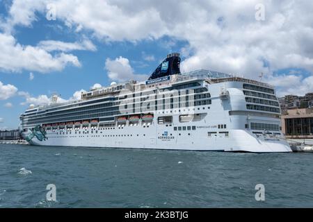 Croisière norvégienne en jade à Galataport, énorme navire dans le port, mer bleue et vue sur les navires du Bosphore, les monuments à Istanbul, Voyage et concept de vacances Banque D'Images