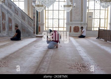 Touriste prenant la photo des musulmans en prière dans la mosquée Ortakoy, le concept musulman et de religion, connu sous le nom de Büyük Mecidiye Camii, idée de foi et de croyance Banque D'Images