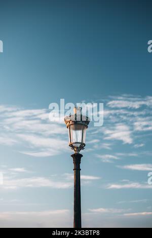 Streetlight victorien contre un ciel plein de nuages Banque D'Images