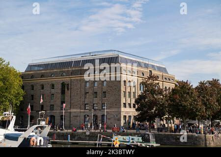 Vue générale de l'extérieur de l'Arnolfini, une galerie d'art moderne dans le port flottant de Bristol, Angleterre, Royaume-Uni. Banque D'Images