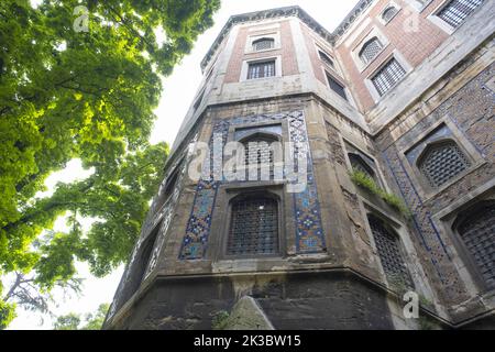 Vue arrière d'une ancienne structure du parc Gulhane, connu sous le nom de Cinili Kosk, bâtiment ancien avec ciel Banque D'Images