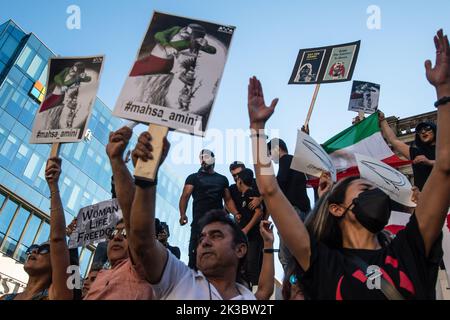 Vancouver, Colombie-Britannique, Canada. 25th septembre 2022. Des milliers de Canadiens iraniens manifestent à la Vancouver Art Gallery le 25 septembre pour le retrait du gouvernement islamique iranien après la mort de Mahsa Amini, la femme de 22 ans qui est décédée le 16 septembre, alors qu'elle était sous la garde de la « police morale˜» iranienne pour avoir soi-disant porté son hijab trop lâche. Outre les manifestations dans le monde entier contre les violations des droits de l'homme en Iran, un manifestant de Vancouver a déclaré que la diaspora avait la responsabilité de s'exprimer tandis que les manifestations iraniennes sont obturées par une interdiction d'accès à Internet. (Image crédit : © Quin Banque D'Images