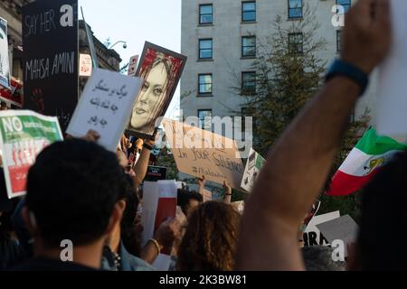 Vancouver, Colombie-Britannique, Canada. 25th septembre 2022. Des milliers de Canadiens iraniens manifestent à la Vancouver Art Gallery le 25 septembre pour le retrait du gouvernement islamique iranien après la mort de Mahsa Amini, la femme de 22 ans qui est décédée le 16 septembre, alors qu'elle était sous la garde de la « police morale˜» iranienne pour avoir soi-disant porté son hijab trop lâche. Outre les manifestations dans le monde entier contre les violations des droits de l'homme en Iran, un manifestant de Vancouver a déclaré que la diaspora avait la responsabilité de s'exprimer tandis que les manifestations iraniennes sont obturées par une interdiction d'accès à Internet. (Image crédit : © Quin Banque D'Images