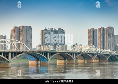 Troisième pont de la rivière Minjiang à Leshan, province du Sichuan, Chine Banque D'Images