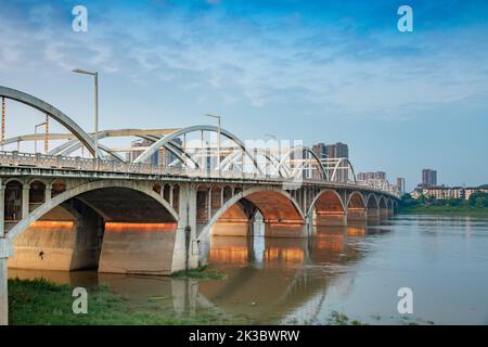 Troisième pont de la rivière Minjiang à Leshan, province du Sichuan, Chine Banque D'Images