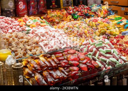 Images de jelly beans colorées du stand de bazar Mısır, nourriture pour enfants, shopping dans un bazar, stands de marché d'arcade, bonbons délicieux, sucreries colorées Banque D'Images