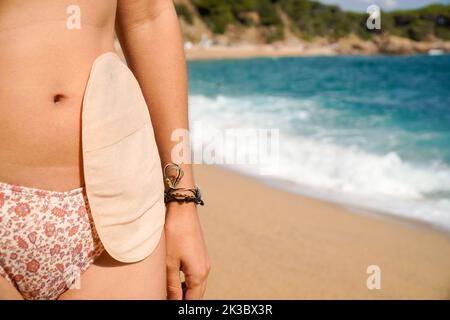 corps de femme avec sac d'ostomie dans le bikini sur la plage Banque D'Images