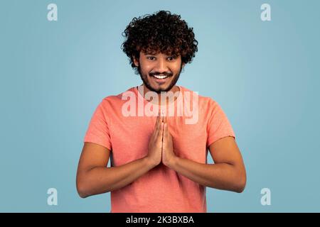 Un Indien vous remercie, en tenant les mains dans un geste namaste Banque D'Images