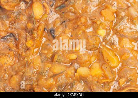 Lobio avec haricots. Cuisine traditionnelle géorgienne maison. Haricots bouillis dans la sauce tomate avec persil. Banque D'Images