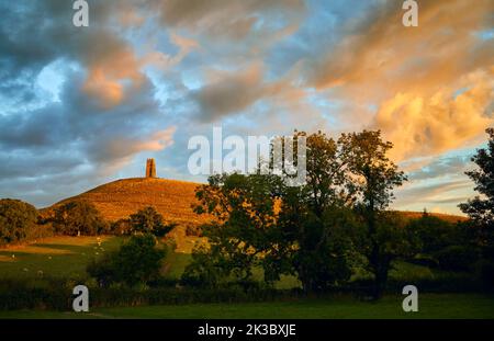 Soleil en fin de soirée sur Glastonbury Tor, Somerset Banque D'Images