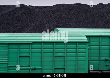 Conteneurs pour les opérations logistiques d'importation et d'exportation de charbon et d'autres matériaux sur la gare ferroviaire Banque D'Images