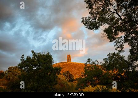 Soleil en fin de soirée sur Glastonbury Tor, Somerset Banque D'Images