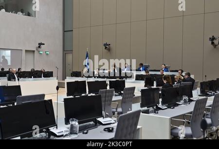 2022-09-26 09:33:28 vue générale de la salle de tribunal avec le juge président Miatta Maria Samba, au centre, à droite, et le procureur Karim Khan, à gauche, pendant le procès de Mahamat Said Abdel Kani à la Cour pénale internationale à la Haye, pays-Bas, le lundi 26 septembre 2022. Le procès d'un commandant présumé d'un groupe rebelle essentiellement musulman de République centrafricaine a ouvert et accusé Said crimes contre l'humanité et crimes de guerre. (AP photo/Peter Dejong, Pool) pays-bas hors - belgique hors Banque D'Images