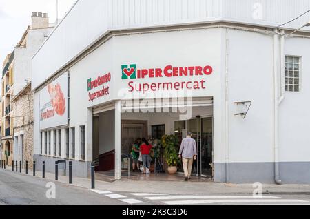 Felanitx, Espagne; septembre 21 2022: Façade principale de la société de supermarchés Hipercentro, dans la ville de Majorcan de Felanitx avec les clients shopping. SPAI Banque D'Images