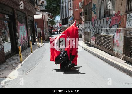 Vendeur de drapeau marchant dans la rue avec des drapeaux de turquie, drapeau Ataturk, rues Eminonu Karakoy, concept de célébration nationale de Turquie, capturer le moment Banque D'Images