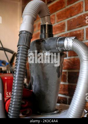 Système cyclonique poussiéreux pour recueillir la poussière et les cendres, connecté à un aspirateur simple. Collecteur de poussière Banque D'Images