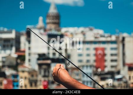 Pêche sur le pont d'Eminonu Galata, concept touristique d'Istanbul, pêche en gros plan et paysage urbain, tour de Galata, différents péripétifs d'Istanbul Banque D'Images