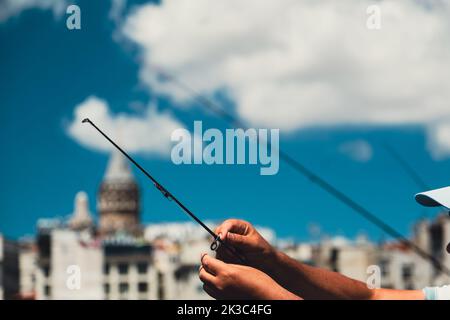 Pêche sur le pont Eminonu Galata, concept touristique d'Istanbul, temps nuageux, pêche en gros plan, tour de Galata, différentes perpectives Istanbul Banque D'Images