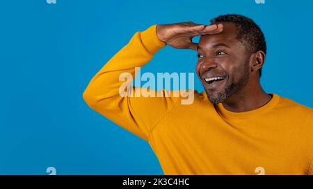 Un homme afro-américain émerveillé regardant l'espace de copie, gros plan Banque D'Images