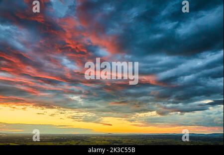 Des nuages spectaculaires et le coucher du soleil depuis Glastonbury Tor, Somerset Banque D'Images