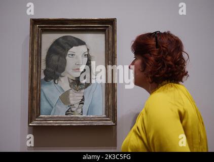 Un membre du personnel de la galerie pose à côté d'un tableau de Lucian Freud - Girl with a Kitten, 1947, l'un des nombreux portraits de la première femme de Freud, l'artiste Kathleen 'Kitty' Garman (1926-2011) - présenté à un photohall pour l'exposition Credit Suisse - Lucian Freud: Nouvelles perspectives à la National Gallery de Londres. Date de la photo: Lundi 26 septembre 2022. Banque D'Images