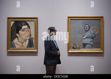 Un membre du personnel de la galerie pose à côté de peintures de Lucian Freud (L-R) - Chef d'une fille, 1962, et réflexion avec deux enfants (Auto-portrait), 1965 - sur un photocall pour l'exposition Credit Suisse - Lucian Freud: Nouvelles perspectives au Musée National de Londres. Date de la photo: Lundi 26 septembre 2022. Banque D'Images