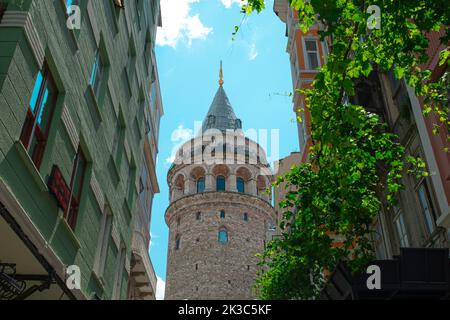 Vue sur la Tour de Galata depuis la rue d'Istanbul, bâtiments noirs et blancs, idées touristiques et touristiques, destination de voyage à Istanbul, bâtiment célèbre Banque D'Images