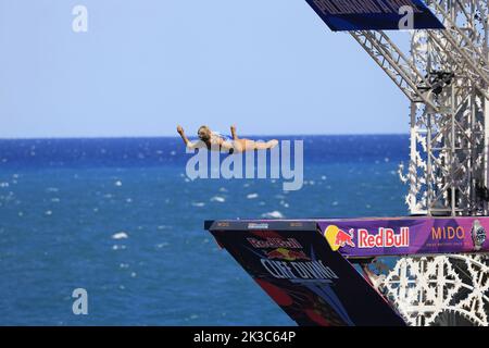 Polignano a Mare, Italie, 18 septembre 2022. Red Bull Cliff Diving, qui saute avant la quatrième et dernière manche à la compétition de cette année. Banque D'Images