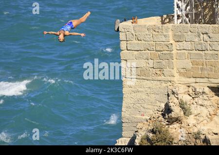 Polignano a Mare, Italie, 18 septembre 2022. Red Bull Cliff Diving, qui saute avant la quatrième et dernière manche à la compétition de cette année. Banque D'Images