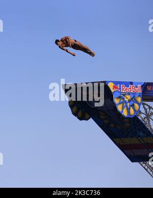 Polignano a Mare, Italie, 18 septembre 2022. Red Bull Cliff Diving, qui saute avant la quatrième et dernière manche à la compétition de cette année. Banque D'Images