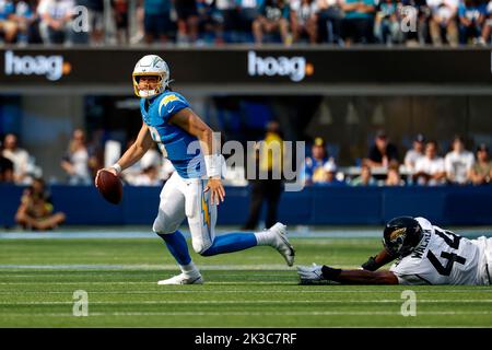 Los Angeles, États-Unis. 25th septembre 2022. Le quarterback des Chargers de Los Angeles Justin Herbert (n° 10) et les Jaguars de Jacksonville devant les linebacters Travon Walker (n° 44) en action pendant le match de football de la NFL entre les Chargers de Los Angeles et les Jaguars de Jacksonville au stade SOFI. Score final ; Chargers 10:38 Jaguars. Crédit : SOPA Images Limited/Alamy Live News Banque D'Images