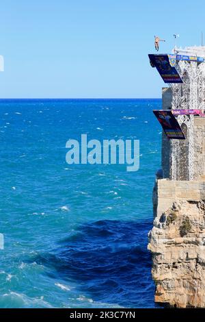 Polignano a Mare, Italie, 18 septembre 2022. Red Bull Cliff Diving, qui saute avant la quatrième et dernière manche à la compétition de cette année. Banque D'Images